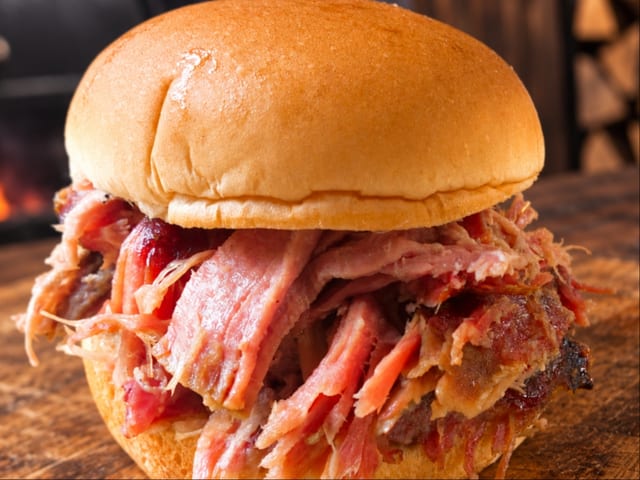 PULLED PORK SANDWICH.