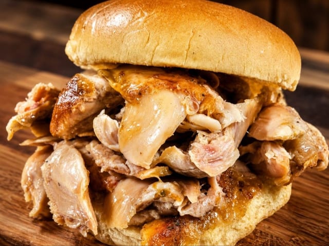 PULLED CHICKEN SANDWICH.